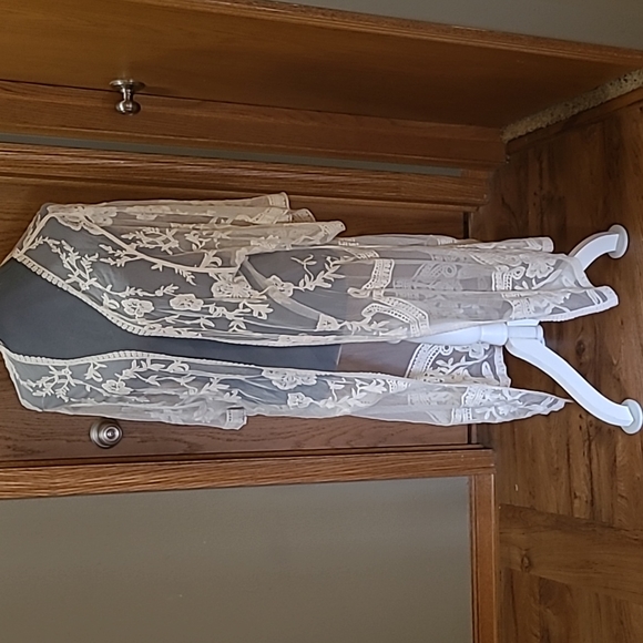 BEAUTIFUL LACE LONG COVER-UP - EUC- SIZE LARGE/XL - Picture 1 of 6